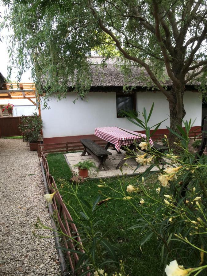 Balatonkenesei Nadfedeles Lovas Vendeghaz Villa ภายนอก รูปภาพ