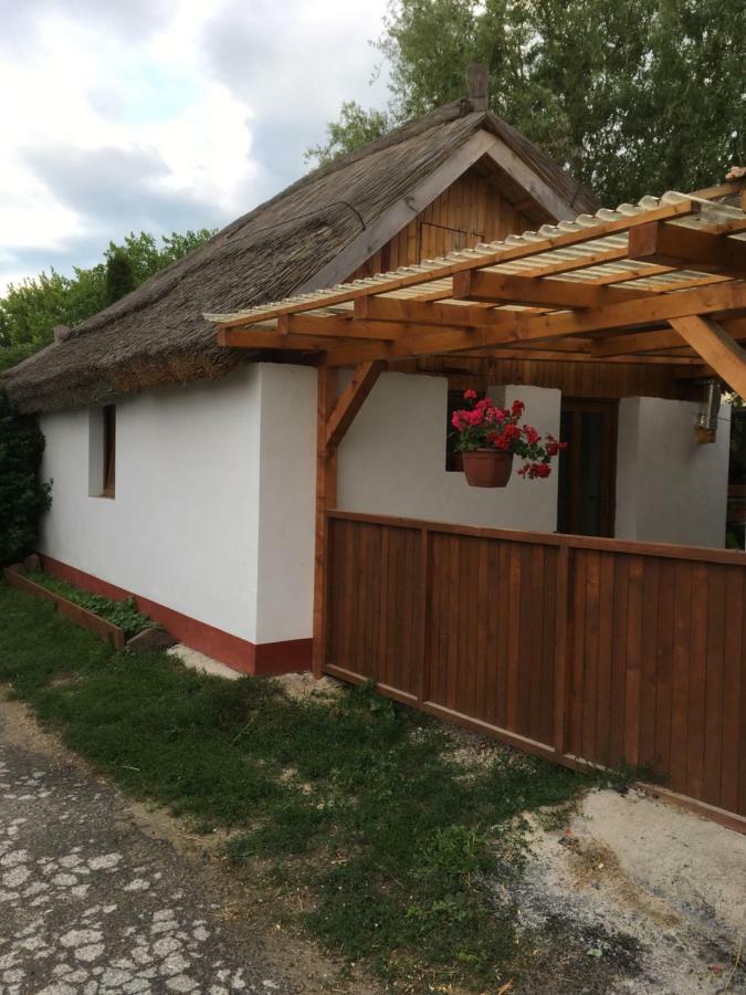 Balatonkenesei Nadfedeles Lovas Vendeghaz Villa ภายนอก รูปภาพ