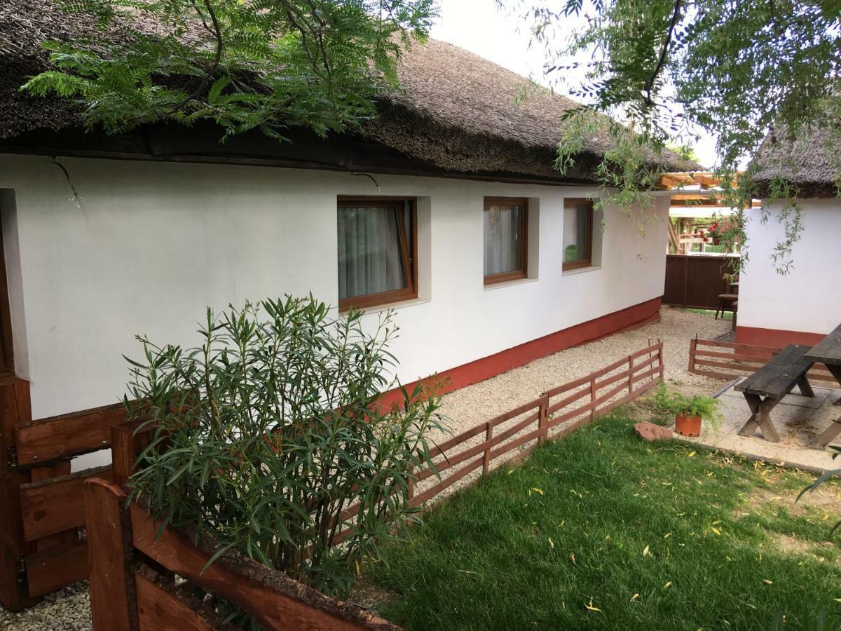 Balatonkenesei Nadfedeles Lovas Vendeghaz Villa ภายนอก รูปภาพ